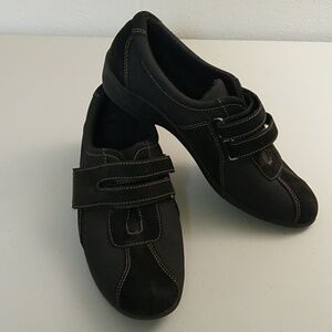 STRICTLY COMFORT SUEDE LEATHER UPPER, RUBBER SOLE, WALKING ATHLETIC SHOE
